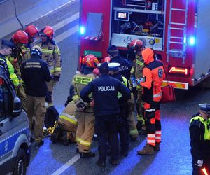 Dlaczego trasa S8 w Warszawie jest zablokowana? Aktywiści znów przykleili się do jezdni 