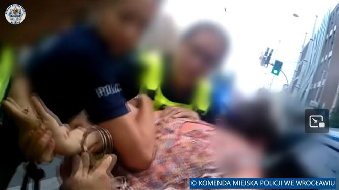 Wrocław. Policjanci rozbili szybę i siłą wyciągnęli 45-latkę z BMW. Nie chciała wysiąść [ZDJĘCIA].