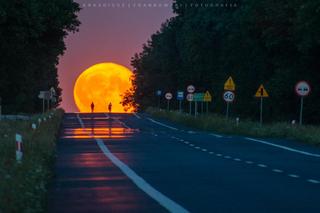 Widowiskowy wschód Księżyca na Dolnym Śląsku. Obłędne zdjęcia! 