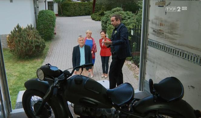 Barwy szczęścia odcinek 2518. Stefan (Krzysztof Kiersznowski), Arleta (Grażyna Brodzińska), Basia (Sławomira Łozińska), Vincenzo (Alessandro Curti)