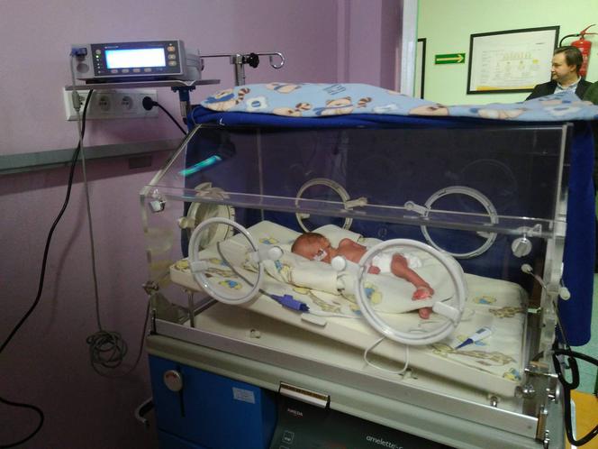 Rudzki szpital zaświecił na fioletowo. W piątek obchodziliśmy Światowy Dzień Wcześniaka [ZDJĘCIA]