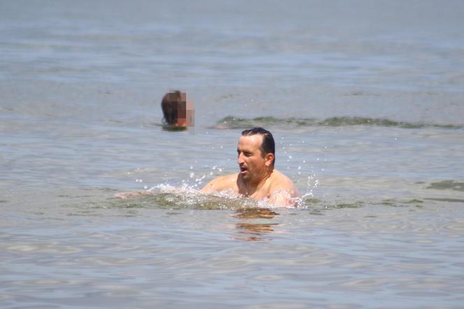 Michał Koterski na plaży z rodziną