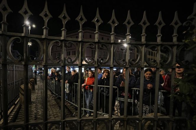 Tłumy w Watykanie. Wierni oddają hołd papieżowi Franciszkowi