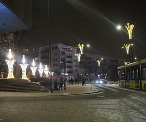 Świąteczne iluminacje w Olsztynie zachwycają. Prawdziwą „gwiazdą” jest choinka na starówce [ZDJĘCIA]