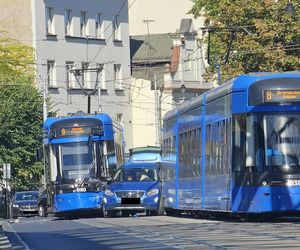 Czarna seria wypadków w Krakowie: kolizja z tramwajami, wjazd samochodu w wał przeciwpowodziowy