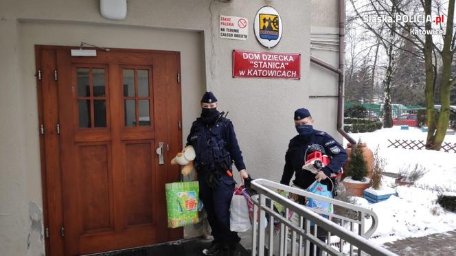 Katowice. Policjanci przekazali dary do domu dziecka
