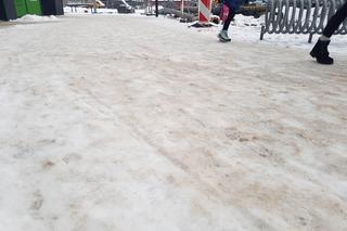 Warmińsko-mazurskie. Lodowisko na drogach, śliskie chodniki, wiele kolizji [ZDJĘCIA]