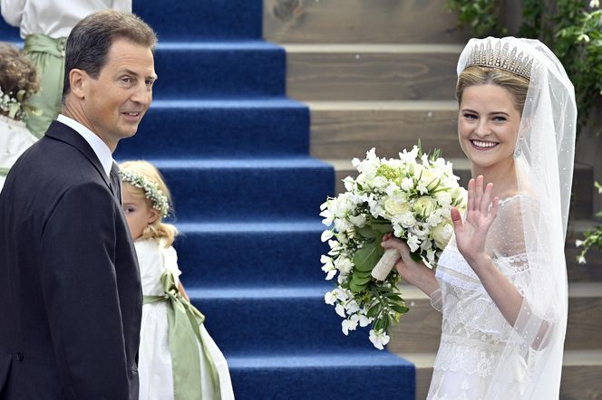 Królewska ceremonia pełna przepychu. Ślubna stylizacja Marii Karoliny podbija światowe media