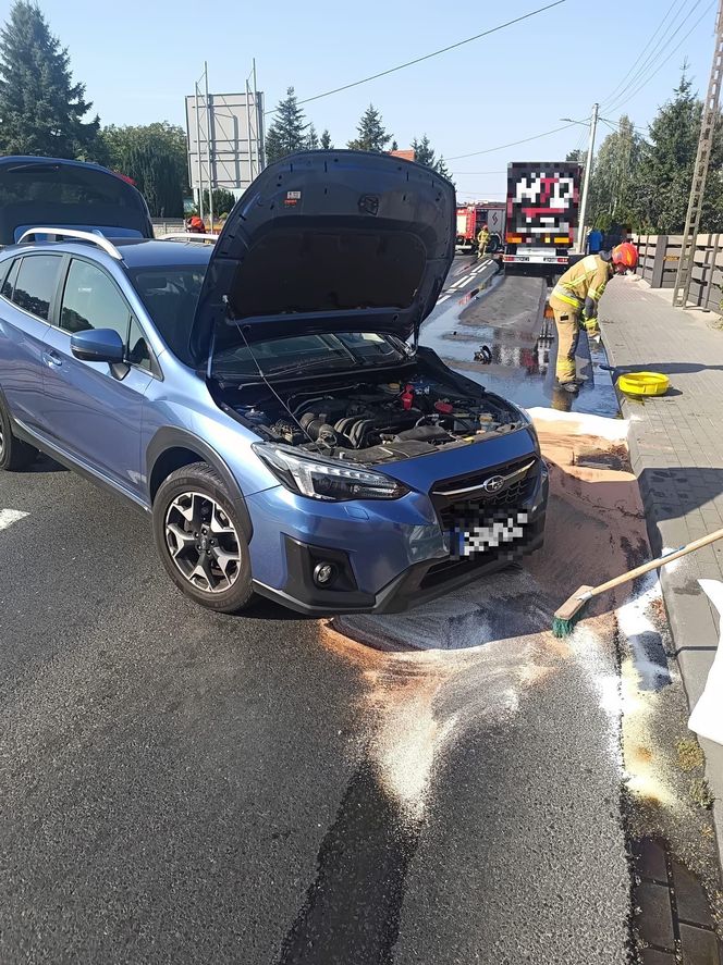 ​Wielki wyciek oleju po zderzeniu osobówki z ciężarówką na DK12 we Wschowie [ZDJĘCIA]
