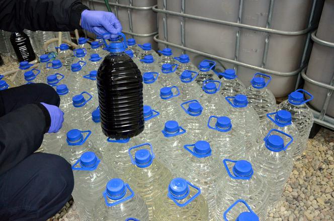 Dobrzyniewo Duże. 500 litrów nielegalnego bimbru i nielegalna bimbrownia