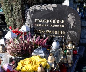 Grób Edwarda Gierka w Sosnowcu tonie w kwiatach na Wszystkich Świętych