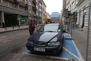 Armagedon w centrum Warszawy. Auta w kolejce do wypisania mandatów! Rozkopują pl. Pięciu Rogów