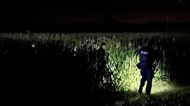  Brutalne zabójstwo na środku drogi pod Grójcem. Podpalili ciało i uciekli