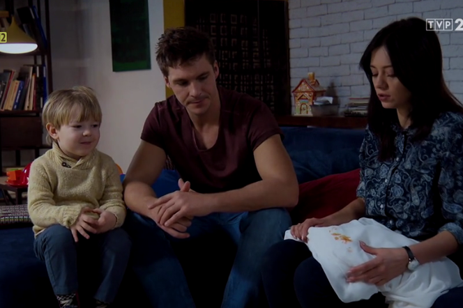 M jak miłość odcinek 1438, Iza (Adriana Kalska), Marcin (Mikołaj Roznerski), Szymek (Staś Szczypiński)