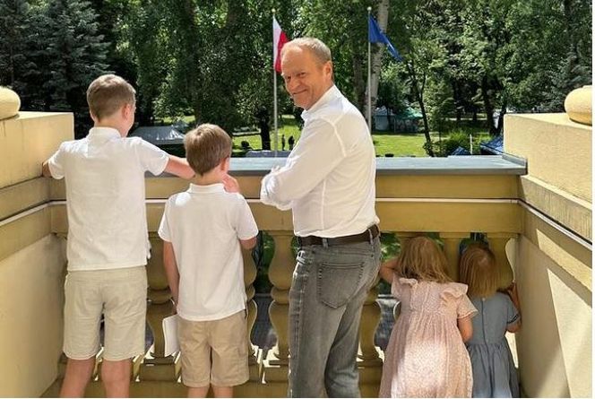 Donald Tusk pokazała się z wnukami. Ale nie ze wszystkimi! Brakuje jednego