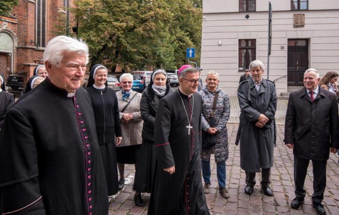 W Toruniu odsłonięto tablicę poświęconą św. Janowi Pawłowi II oraz bł. kard. Stefanowi Wyszyńskiemu