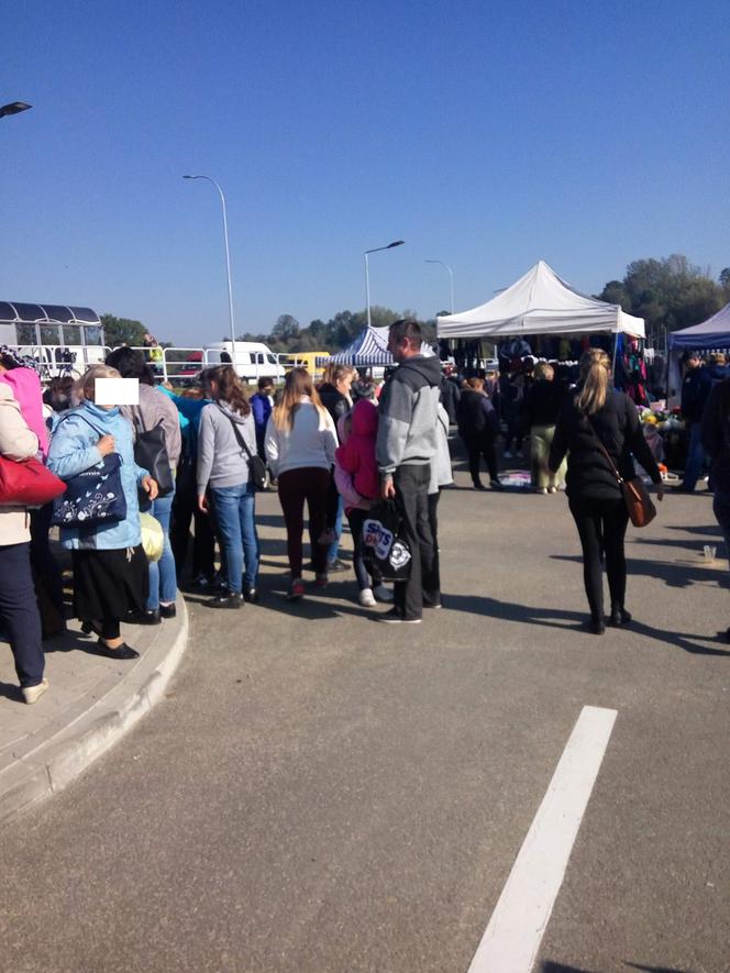 Targowisko w Rzeszowie: Ciasnota, zakaz wjazdu i towar z podłogi