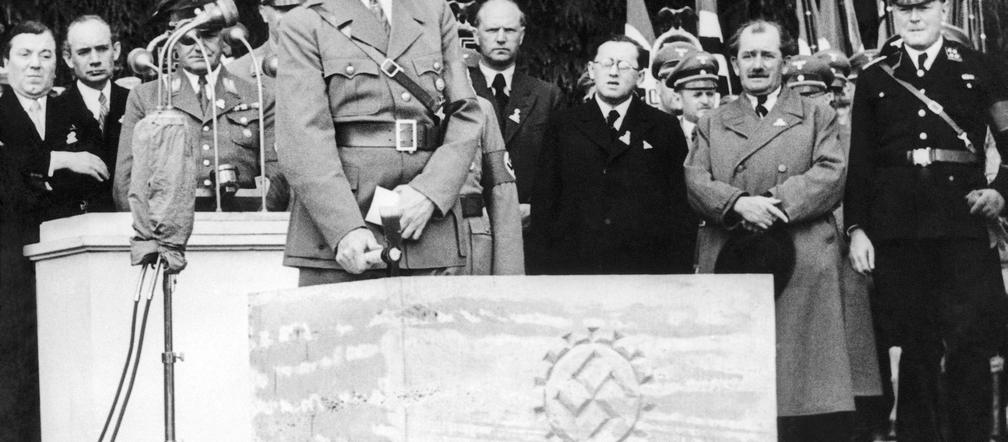 Hitler skazany za całowanie Polki