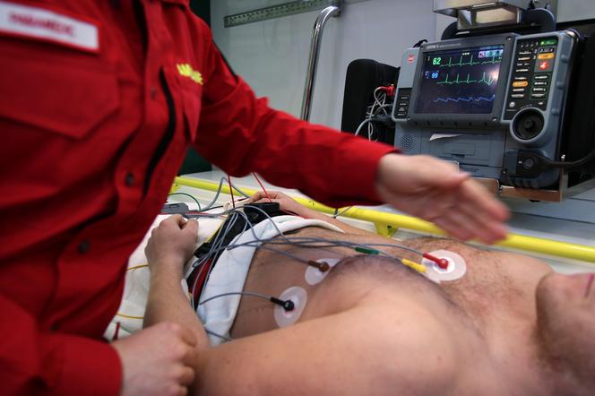 Kardiolodzy biją na alarm: Pacjenci boją się COVID-a, a umierają na ZAWAŁY SERCA! Skala problemu poraża 