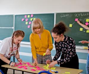Dodatkowe 1125 zł dla nauczycieli. Rząd rezerwuje pieniądze