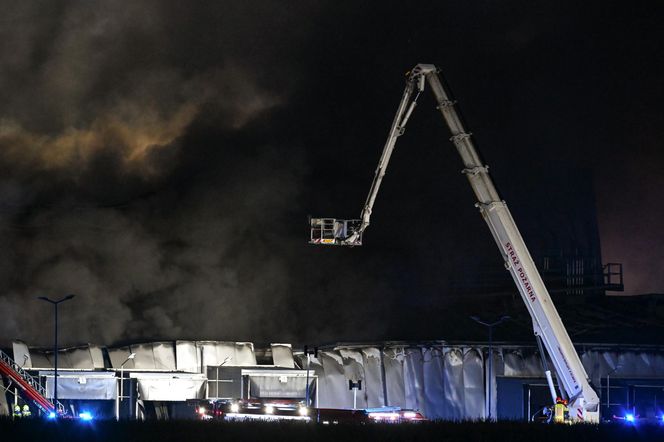 Pożar akumulatorowni na poddaszu zakładu przetwórstwa drobiu w Kawle