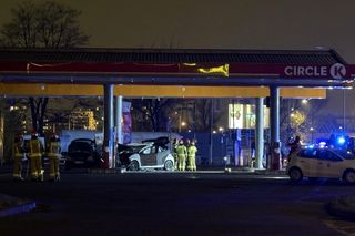  Warszawa: Samochód staranował stację benzynową na Radzymińskiej. Ewakuacja, są ranni