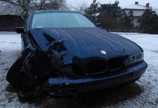 Szczucin. Młody kierowca bmw wjechał w ogrodzenie. "Prawe koło było praktycznie urwane"