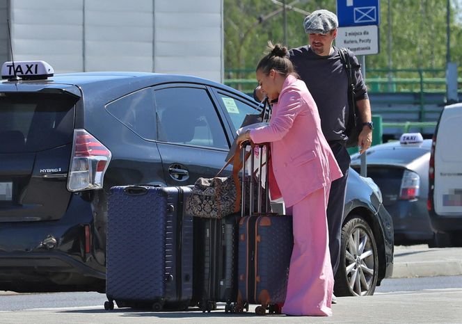 Anna Mucha z rodziną na lotnisku