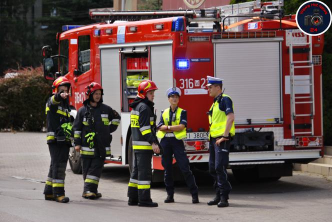 Betonowy słup wisiał nad ulicą