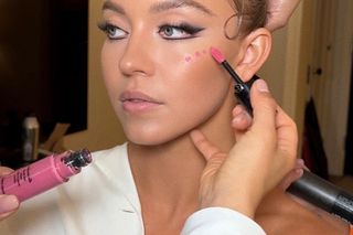 Met Gala 2025: Sadie Sink i Sydney Sweeney. Makijaż z niebieskiego dywanu od Armani beauty
