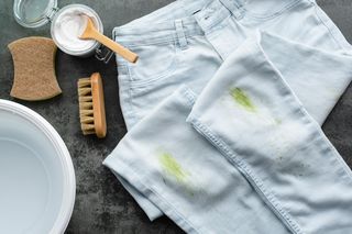 Wyjmij z kosmetyczki i spryskaj plamy z trawy na ubraniach, a po praniu nie będzie po nich śladu. Wywabi nawet trudne zabrudzenia. Jak usunąć plamy z trawy