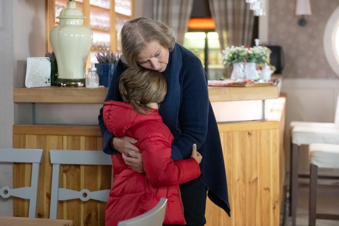 Na Wspólnej, odc. 2847. Kajtek (Mikołaj Szostek), Maria (Bożena Dykiel)