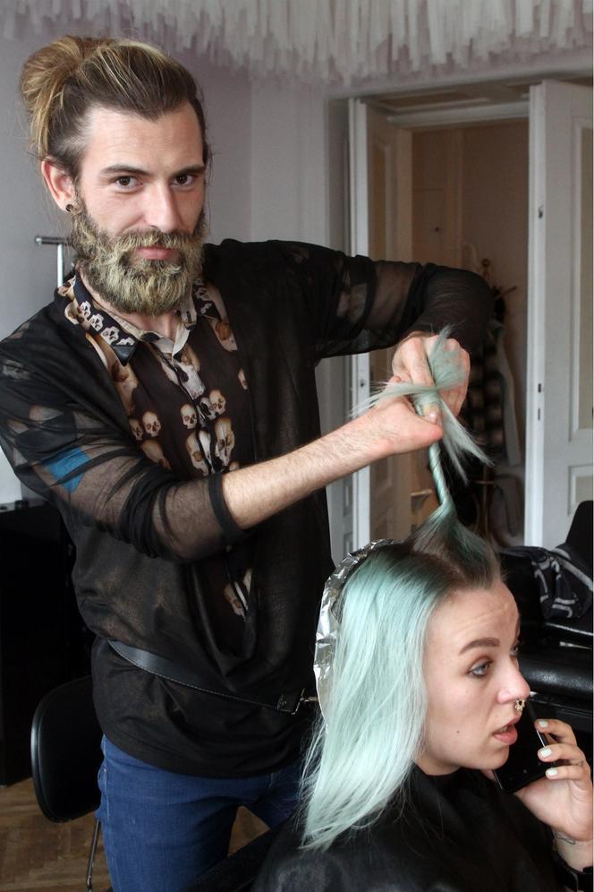 Jednoręki mistrz fryzur