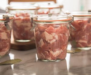 Pieczona karkówka w słoiku – domowa konserwa, która zachwyca smakiem