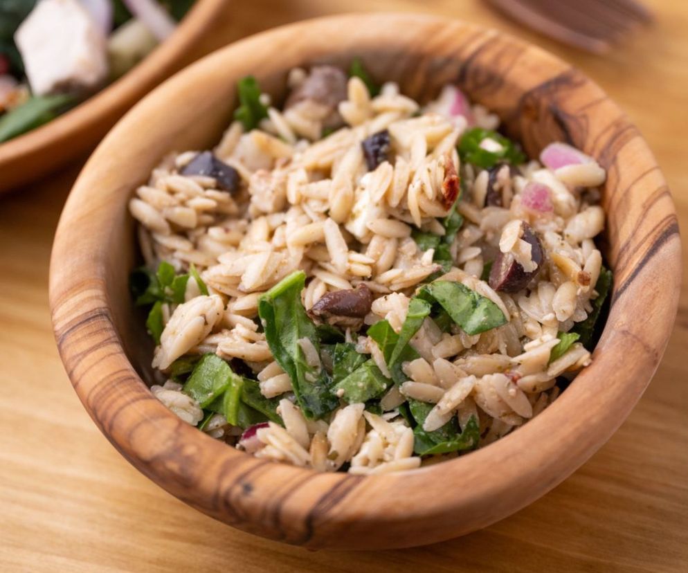 Sałatka z makaronu ryżowego i pieczarek