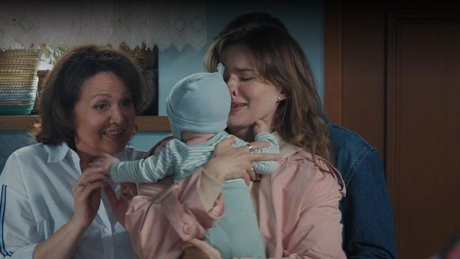 M jak miłość odc. 1881. Franka (Dominika Kachlik), Marysia (Małgorzata Pieńkowska), Antoś (Mark Myronenko)