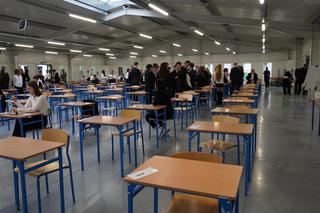 Matura 2024 z języka polskiego. Uczniowie CKZiU Budowlanki w Zielonej Górze przed egzaminem dojrzałości 