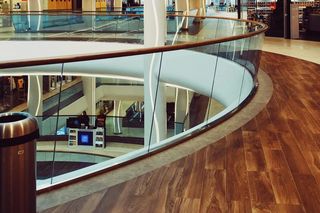 17-latek wypadł przez barierkę. Groza w centrum handlowym