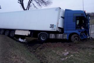 Śmiertelny wypadek na DK14! Mieszkaniec Łodzi nie miał szans w zderzeniu z tirem [ZDJĘCIA]. 