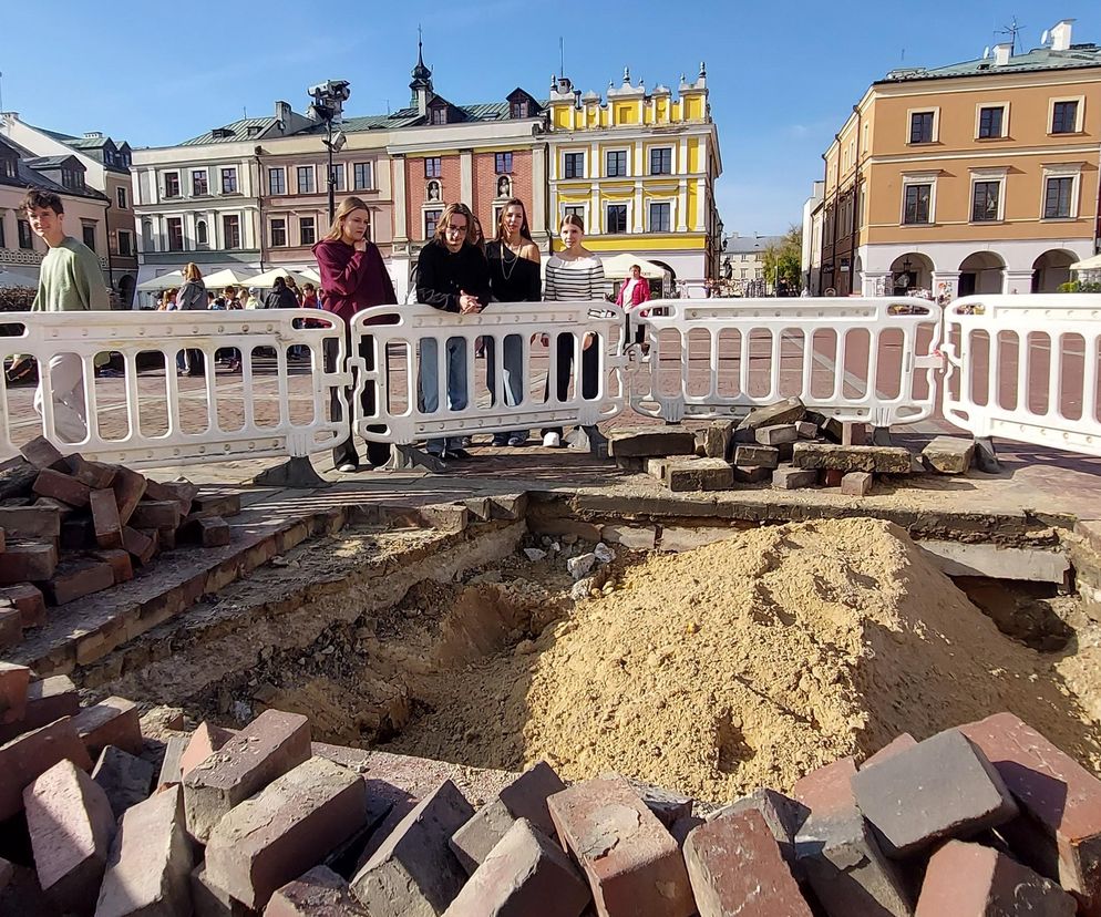 Dziura w płycie Rynku Wielkiego