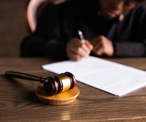 Zabił matkę we śnie. Daniel S. usłyszał wyrok. Spędzi 30 lat za kratami