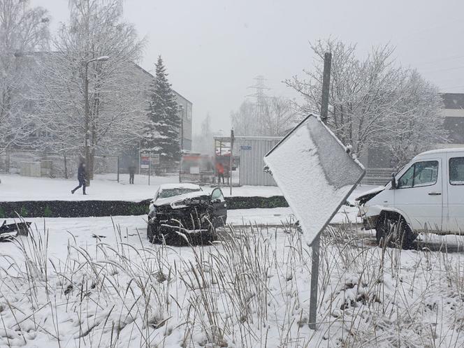 Wypadek na ul. Towarowej w Olsztynie. Zderzyły się trzy auta. Droga zablokowana [FOTO]