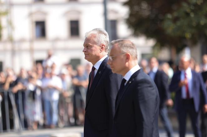 Wizyta prezydenta Polski i Litwy w Lublinie.  Andrzej Duda i Gitanas Nauseda złożyli wieńce przed pomnikiem Unii Lubelskiej. ZDJĘCIA