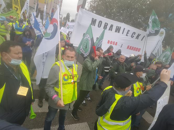 Protest górników w Warszawie. Co się dzieje przed siedzibą Prawa i Sprawiedliwości? [UTRUDNIENIA]