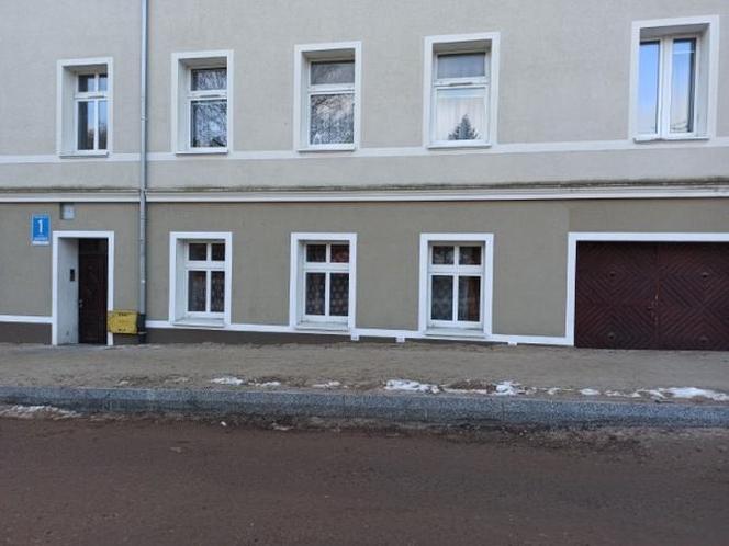 Chodnik sięga ludziom do parapetu