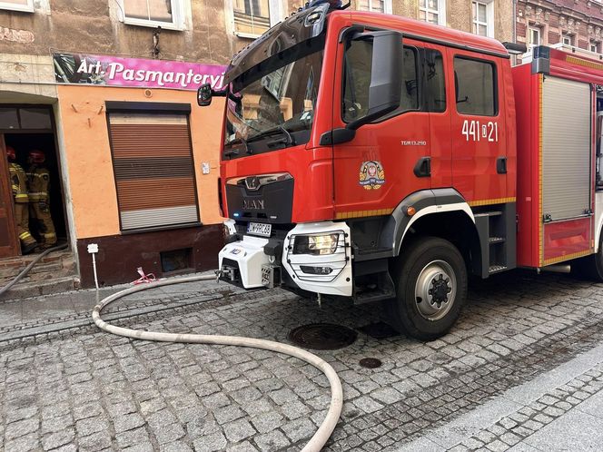 Pożar w Jaworze. Strażacy i policjanci uratowali mężczyznę z zadymionego mieszkania
