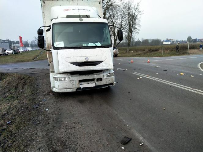 Augustów. Tragiczny wypadek. Skuter wjechał pod ciężarówkę. Mężczyzna nie żyje