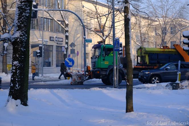 Śnieżyca w Białymstoku. Miasto szykuje się na atak zimy. Na ulice wyjechały pługopiaskarki