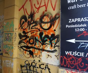 W niektórych miejscach Chmielnej - mimo remontu - nadal straszą jednak graffiti