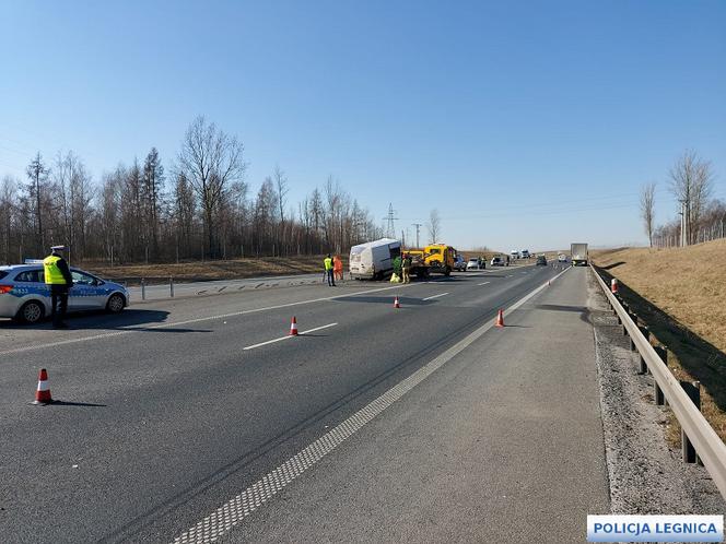 Wypadek na S3 pod Jaworem. Bus uderzył w ciężarówkę  